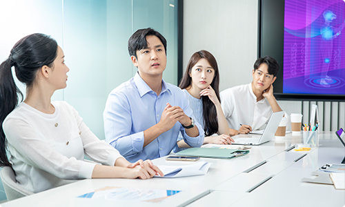 사무실에서 회의하고 있는 이미지