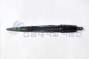 전시실_유물_세형동검_포토샵버전.jpg 이미지