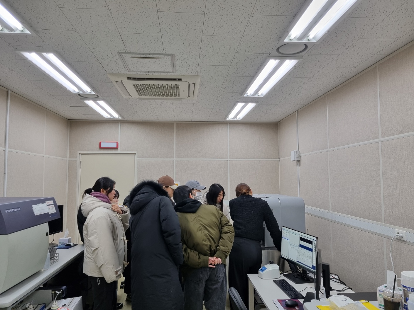 20250206 초고속 자동 유세포 분리기 장비시연 사진.jpg 이미지